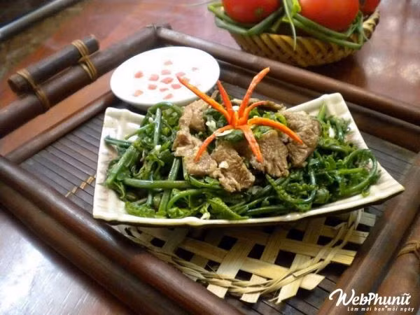 Chọn phần ngọn non của rau dớn đem chần qua với nước sôi cho hết nhớt sau đó có thể xào tỏi, xào với thịt bò hoặc trộn gỏi, nấu canh đều rất ngon. Ảnh: Webphunu.