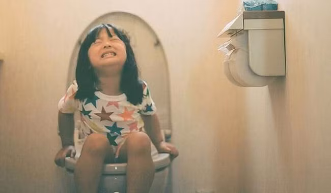 Dừa khô giúp ngăn ngừa nhiều vấn đề về tiêu hóa như táo bón, loét tá tràng và trĩ cho mọi người ở mọi lứa tuổi. Nguồn ảnh: Boldsky.