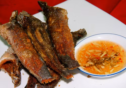 Cá chiên không có gia vị có thể để nhâm nhi trong bữa nhậu hoặc là chấm kèm nước mắm chanh tỏi ớt. Ảnh: Món ngon mỗi ngày.
