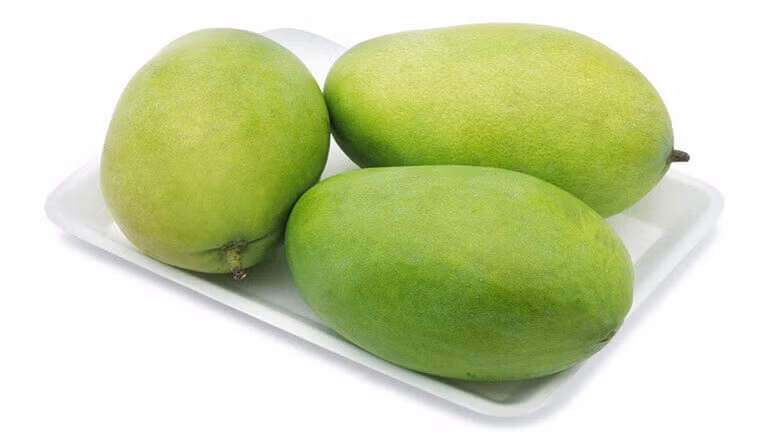  Gỏi xoài cá cơm khô: Để làm được món ăn này bạn cần 1-2 quả xoài xanh, cá khô, nước mắm, ớt, đường, rau thơm… Ảnh: Món ngon. 