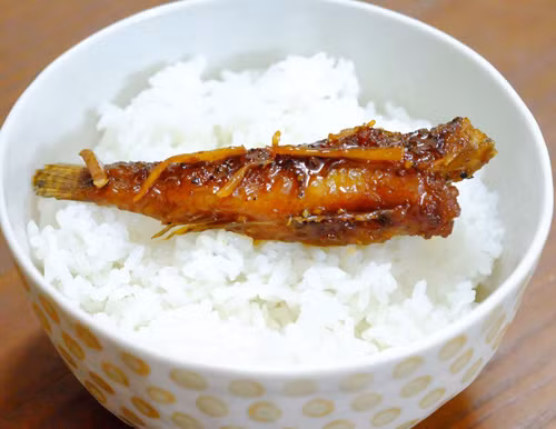 Cá khô rim chua ngọt ăn kèm với cơm nóng sốt sẽ là sự lựa chọn tuyệt vời trong thời tiết này. Ảnh: bếp 360. 