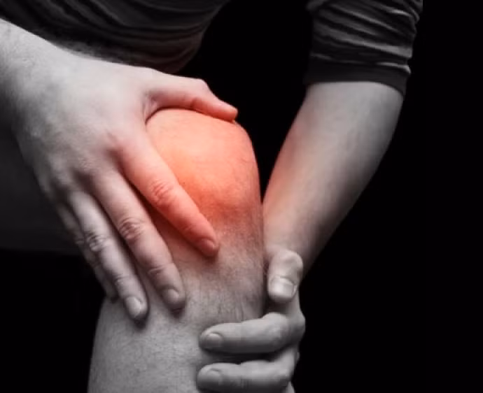 Sau vài ngày vỗ giải độc vùng hốc đầu gối sẽ thâm bầm lại. Đây là biểu hiện độc tố đang được thải ra ngoài.