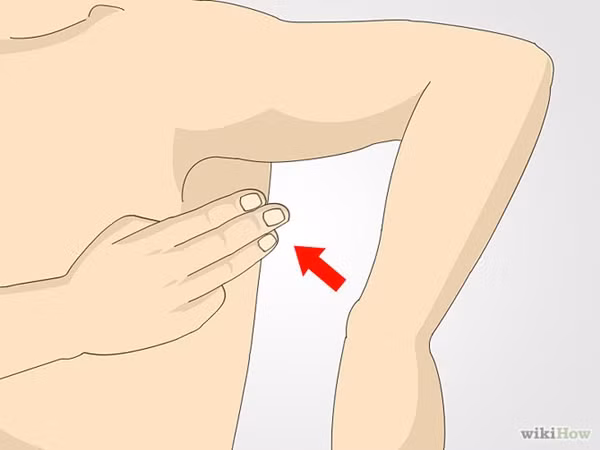 Việc xoa bóp hốc nách có tác dụng đả thông tâm kinh, khiến các triệu chứng nóng nảy, bốc hỏa, mất ngủ, luôn háo khát nước tiểu tiện ít, lưỡi đỏ suy giảm đáng kể, giúp người bệnh lấy lại sự bình tĩnh và thư giãn hơn.