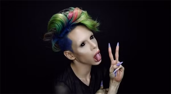 Anh chàng này là một nghệ sĩ trang điểm.