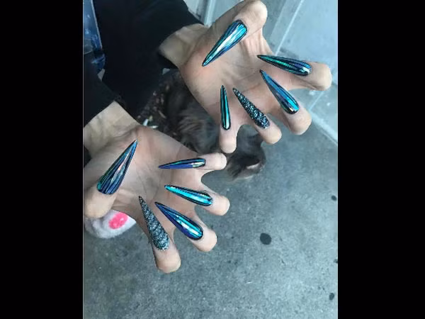 Bàn tay 10 móng khác người nhìn khá quái dị.