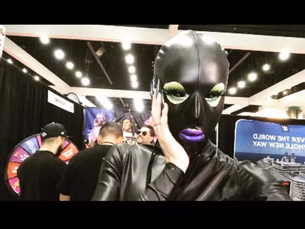 Hình ảnh này của anh chàng khiến nhiều người phản ứng và khó chấp nhận.