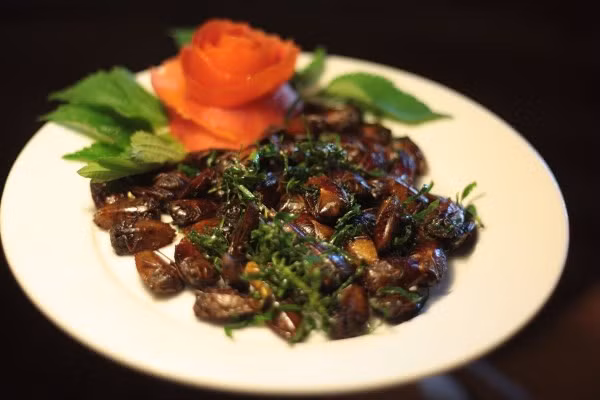 Tiếp đó, bắc chảo lên bếp đun mỡ nóng già và cho toàn bộ số bọ xít vào chảo chiên vàng ruộm là được. Ảnh: Khoe365.