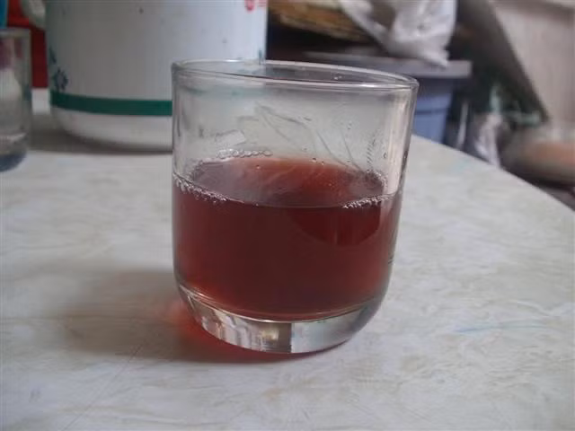 Với những người bị tiêu chảy, háo nước, nóng trong cơ thể vì mất nước thì nước trà gạo lứt rang sẽ là thức uống giúp chống mất nước đặc biệt tốt. Ảnh: Myeva.