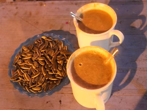 Nhiều nghiên cứu thực nghiệm đã phát hiện ra rằng nước trà gạo rang đặc biệt là gạo lứt rang giúp làm sạch máu, giúp hồng cầu tròn, huyết thanh trong hơn vì khả năng giải độc tố của nó. Ảnh: Cooky.