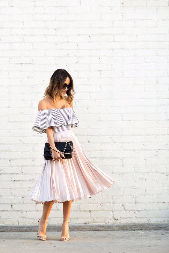 Kiểu chân váy thời thượng này có thể kết hợp dễ dàng với áo phông, sơ mi hoặc áo hai dây vẫn tạo cho bạn một vẻ ngoài hoàn hảo, ấn tượng, nổi bật.