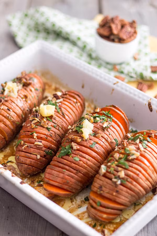 Khoai lang nướng kiểu Thụy Điển: Món khoai hasselback là một món ăn có xuất xứ từ Stockholm, Thụy Điển. Phiên bản gốc của món này sử dụng khoai tây, tuy nhiên khi chế biến bằng khoai lang nó chinh phục thực khách bằng sự kết hợp khéo léo mà mộc mạc giữa vị bùi của khoai và vị béo thơm của phô mai và kem. Ảnh: Tasty Kitchen.