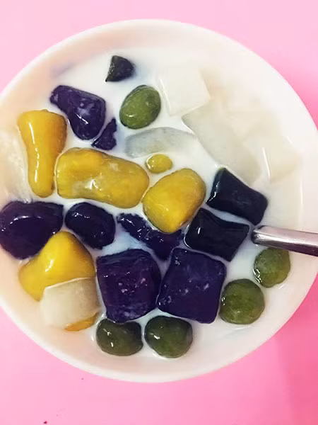 Chè khoai dẻo: Món chè được chế biến từ rất nhiều loại khoai khác nhau tạo thành. Khi ăn bạn sẽ cảm nhận rất rõ mùi vị của từng loại khoai hòa quyện với mùi thơm ngọt béo ngậy của nước cốt dừa. Ảnh: Nauankhongkho.