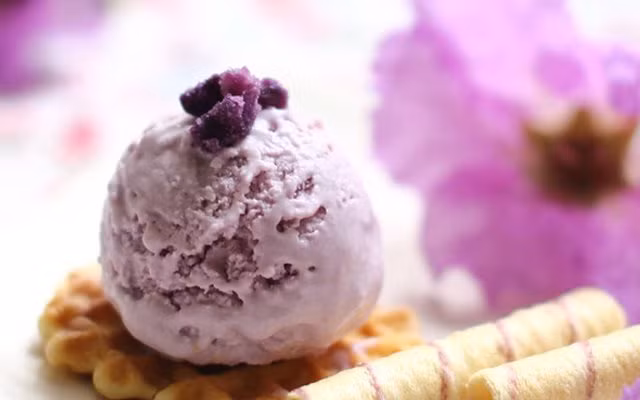 Kem khoai lang: Kem khoai lang chính là món ăn tuyệt vời dành cho bé và cả nhà trong những ngày nắng nóng. Màu sắc đẹp mắt, vị ngọt vừa phải khiến bạn càng ăn càng ghiền. Ảnh: Cooky.