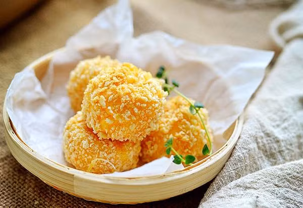 Bánh khoai lang nhân phô mai: Món bánh khoai lang nhân phô mai giòn giòn, ngọt ngọt lại thơm ngậy là món ăn vặt lí tưởng yêu thích của nhiều người. Ảnh: Blogsina.