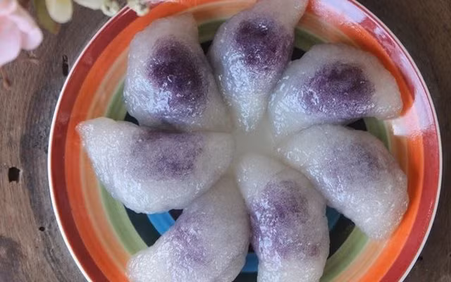 Bánh bột lọc nhân khoai lang: Món bánh này là món ưa thích của những người nghiện đồ chay. Khi chế biến người ta dùng khoai lang tím luộc chín, nghiền nhuyễn để làm nhân bánh bột lọc và thưởng thức nó. Ảnh: Cooky.