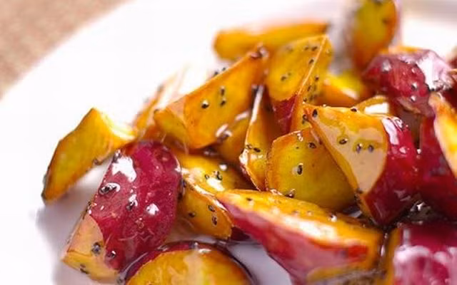 Kẹo khoai lang: Với lớp vỏ ngoài cứng, giòn như kẹo, bên trong lại mềm dẻo với vị ngọt dịu của khoai lang kết hợp với các gia vị, thoang thoảng mùi thơm của mè đen tạo nên một món ăn lôi cuốn, hấp dẫn. Ảnh: Cooky.