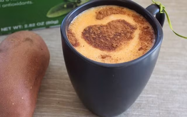 Trà khoai lang: Nghe tên rất lạ nhưng chắc chắn món trà này sẽ khiến bạn hài lòng khi thưởng thức. Vị thơm, ngọt của khoai kết hợp với mật ong, sữa tạo nên sức hấp dẫn và lôi cuốn đặc biệt. Ảnh: Cooky.