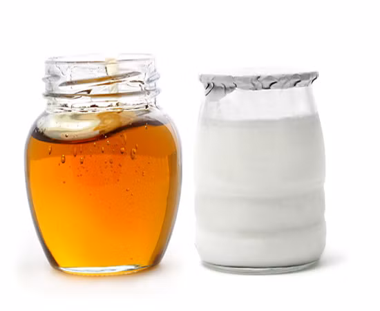 Hỗn hợp sữa và mật ong: Chuẩn bị đủ 2 nguyên liệu này và bắt tay vào làm ngay hỗn hợp làm dịu da mẩn ngứa. Ảnh: Tin mới. 