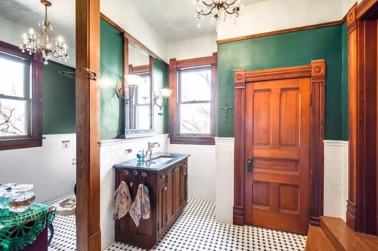 Nội thất của biệt thự cũng mang hơi hướng cổ điển và sang trọng.