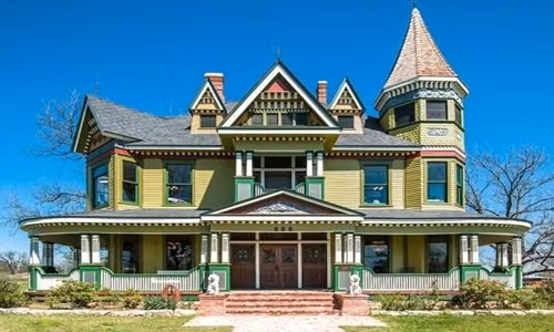  Biệt thự cổ được xây dựng theo lối kiến trúc Victoria cổ điển với nhiều họa tiết trang trí tỉ mỉ, rực rỡ sắc màu.