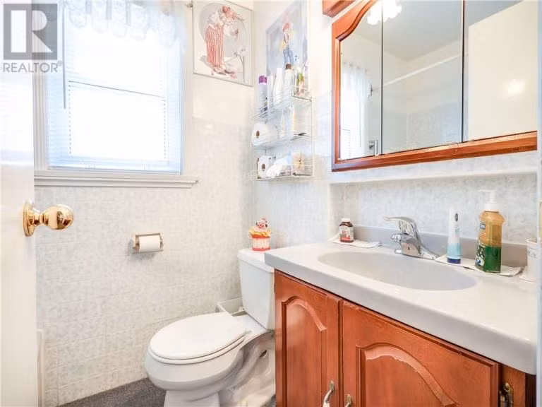 Tuy nhiên, khi bước vào trong, chẳng cần quá chú ý, bất cứ ai cũng có thể nhận ra sự xuất hiện của các chú hề nằm rải rác khắp các phòng.