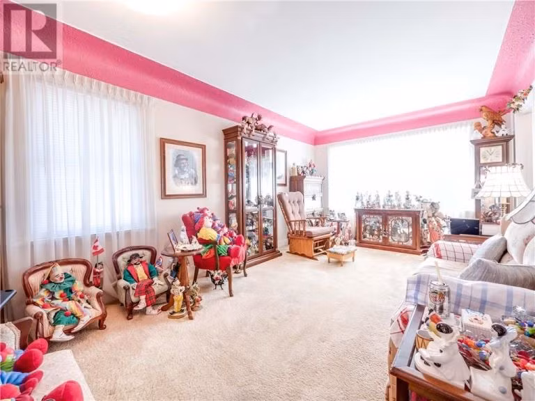 Được biết, đã có kha khá khách đến xem nhà, nhiều người tỏ ra thích thú với những chú hề trang trí này nhưng hầu hết lại tỏ ra khá “sợ hãi” và từ bỏ ý