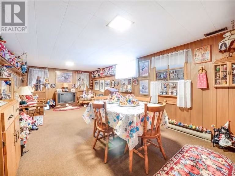 Trên ghế sô pha, trên tường, trong tủ kính, nhà tắm, phòng ngủ cho tới cả phòng bếp, phòng giặt, không chỗ nào là không có sự hiện diện của các chú hề.