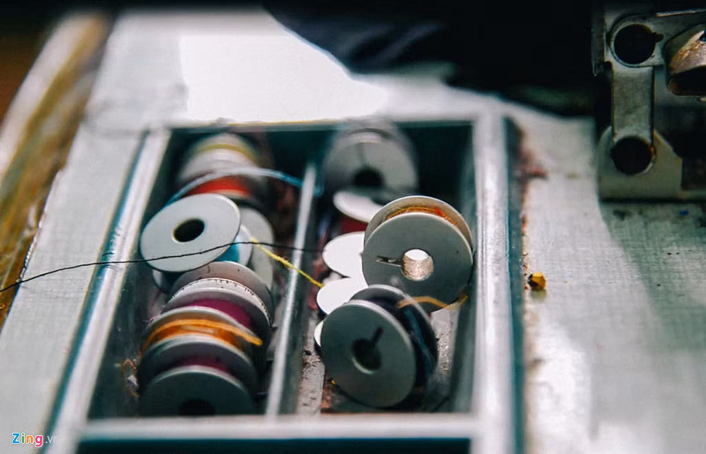 Hơn nữa, theo người dân Trạch Xá, áo dài do nam giới thiết kế đẹp hơn so với phụ nữ làm.