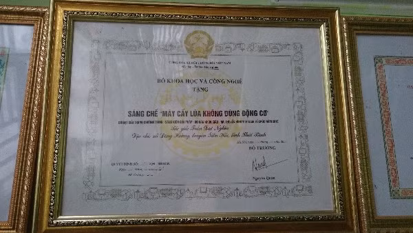 Anh nong dan va chiec may cay ky la o Thai Binh-Hinh-2