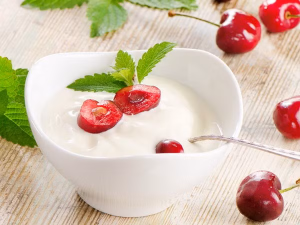 Trộn mận với kem, sữa chua… và các nguyên liệu còn lại đánh đều là bạn có thể thưởng thức món sữa chua mận tuyệt vời. Ảnh: Báo mới