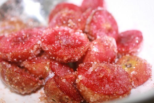 Mận ngâm đường: Bạn có thể chế biến món này để là món ăn vặt hàng ngày thơm ngon, đã miệng. Ảnh: Món ngon mỗi ngày.