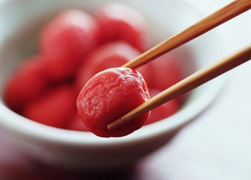 Mận muối giống hệt muối cà, tuy nhiên khi thấy quả mận chuyển màu đỏ tươi thì vớt mận ra phơi ngoài nắng 2-3 ngày sau đó bảo quản ăn dần. Ảnh: Kênh 14.