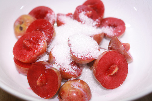 Cách chế biến rất đơn giản, mận sau khi rửa sạch cắt làm đôi, cho lượng đường theo tỷ lệ mận, thêm chút nước cho lên bếp đun sôi tan đường để nguội thì thả mận vào trộn đều bỏ ngăn mát 2-3 giờ là có thể ăn được. Ảnh: Eva.