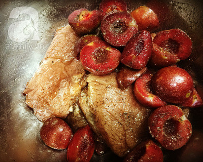 Thịt nướng mận: Trong quá trình ướp thịt ngoài các nguyên liệu quen thuộc mà bình thường vẫn ướp thì bạn có thể cho thêm mận thái lát vào sẽ tăng vị hấp dẫn của món thịt nướng. Ảnh: afamily.