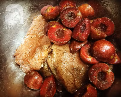 Thịt nướng mận: Trong quá trình ướp thịt ngoài các nguyên liệu quen thuộc mà bình thường vẫn ướp thì bạn có thể cho thêm mận thái lát vào sẽ tăng vị hấp dẫn của món thịt nướng. Ảnh: afamily.