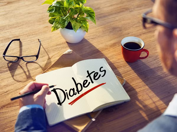 Cách uống nước mía đều đặn hàng ngày là cách tốt nhất để bổ sung các chất điện phân bị mất, cung cấp thêm mangan, sắt, kali, magiê và canxi cho cơ thể bạn. Đặc biệt, vào ngày hè nắng nóng cách uống nước mía này sẽ mang lại hiệu quả cao.