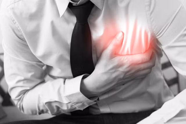 Người bị bệnh đau tim nên dùng bài thuốc: Rễ chè kết hợp với me rừng và thiên thảo sắc uống liên tục trong 4 tuần, mỗi tuần uống 6 ngày, nghỉ 1 ngày. Ảnh: Truyền hình thái nguyên.