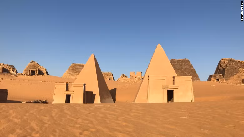 Những kim tự tháp này được xây dựng từ thời Vương quốc Kush, một đế chế hùng mạnh từ thế kỷ thứ 8 trước Công nguyên đến thế kỷ thứ 7 sau Công nguyên.