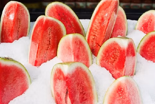 Ăn dưa hấu để lạnh là sở thích của nhiều người vì cảm giác dưa khi để lạnh sẽ ngọt hơn, thế nhưng đây lại là sai lầm chết người vì dưa để lạnh sẽ gây kích ứng dạ dày và làm tổn thương tỳ vị. Ảnh: Phunutoday. 