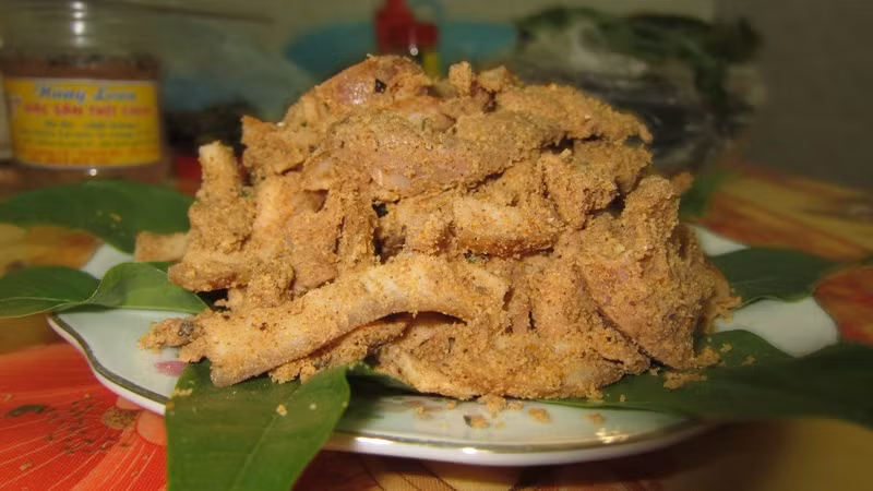 Thịt chua được chế biến từ thịt lợn nạc, bì lợn thái miếng sau đó ủ chua với thính ngũ cốc, gia vị và lá ổi. Ảnh: Doisong.