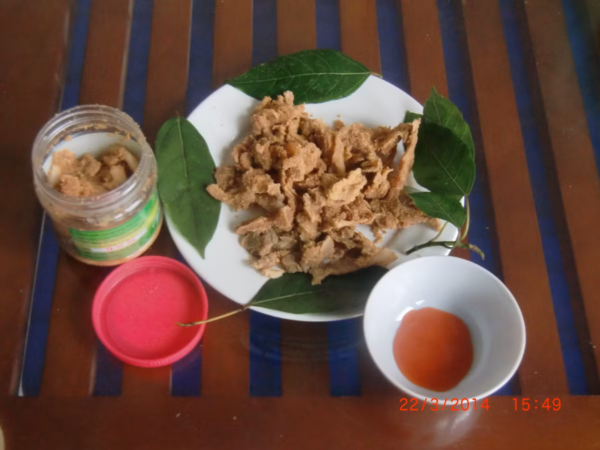 Khi ăn thịt chua người ta thưởng cuộn thịt với lá sung, rau thơm và chấm tương ớt hoặc mắm chua cay mặn ngọt. Ảnh: Lamchame.