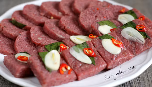 Nem chua: Đây cũng là món ngon từ thịt lợn đã quá quen thuộc với nhiều người Việt. Ảnh: Savouryday.