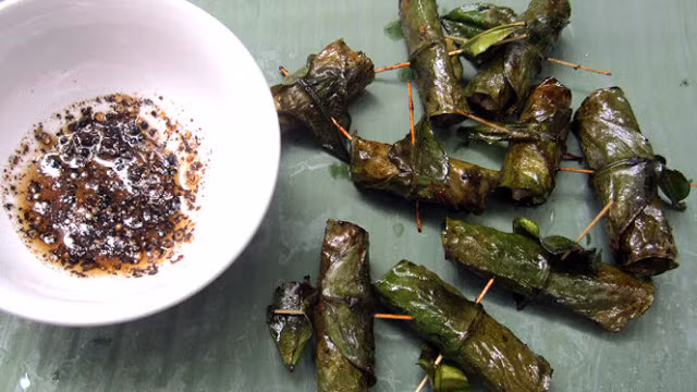 Chả lợn cuốn lá bưởi đặc sản Hòa Bình. Món này từng khiến nhiều người sửng sốt ngay lần đầu tiên thưởng thức vì quá thơm ngon lạ miệng. Ảnh: AmazingVietnam.