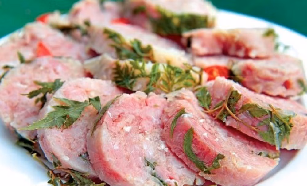 Ở nước ta có nhiều vùng làm nem chua nổi tiếng như nem chua thanh hóa, nem chua Hải Phòng, nem chua Sơn Tây... Ảnh: Dacsan3mien.