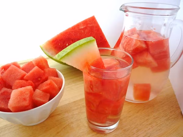 Nước dưa hấu: Thay vì ép nước dưa hấu bạn chỉ cần cắt một ít dưa hấu bỏ vào bình nước lọc uống trong ngày để giải khát và hỗ trợ giảm cân. Ảnh: Tạp chí đàn bà.