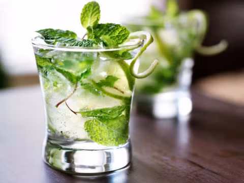 Hỗn hợp nước chanh: Thay vì uống nước chanh đường thì mọi người nên pha nước chanh với gừng và lá bạc hà để uống. Ảnh: Nauzi.