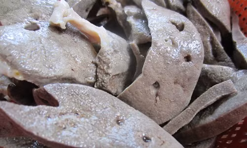 Các nhà khoa học khuyến cáo, những bệnh nhân cao huyết áp, tim mạch không nên ăn gan lợn bởi trong gan lợn chứa hàm lượng cholesterol tương đối cao. Nếu một lúc ăn quá nhiều sẽ nạp vào một lượng lớn cholesterol dẫn đến xơ cứng động mạch và làm bệnh tim mạch nặng thêm. Ảnh: Cooky.