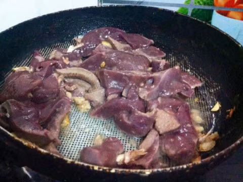 Tuy nhiên bên cạnh những lợi ích tốt như kể trên, gan lợn ẩn chứa nhiều nguy cơ sức khỏe với một số nhóm người. Ảnh: Lamchame.