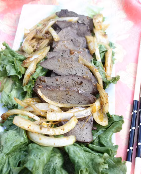 Với hàm lượng vitamin C và Selen phong phú nên gan lợn được cho là có khả năng tăng cường sức miễn dịch cho cơ thể, chống ôxy hóa, chống lão hóa, ức chế các tế bào ung thư hiệu quả. Ảnh: Cooky.