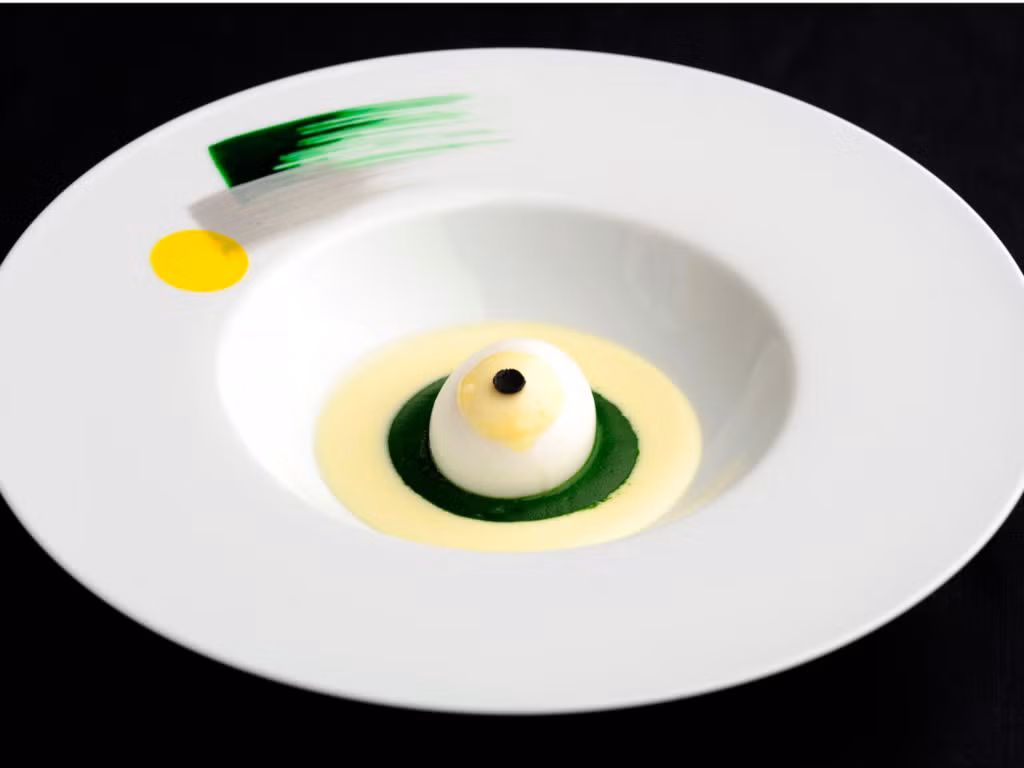 Robuchon au Dome, Macau, Trung Quốc: Nhà hàng 3 sao Michelin này trước kia có tên Robuchon a Galera, sau đó đổi thành Robuchon au Dôme khi chuyển về khu trung tâm Macau. Những dải đèn trần lộng lẫy tạo không gian lãng mạn và sang trọng cho nhà hàng. Du khách sẽ được tận hưởng đồ ăn và rượu ngon, cùng dịch vụ đẳng cấp.